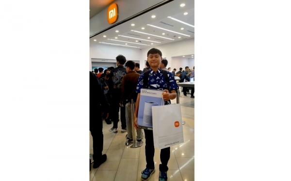 First sale Xiaomi 14T Series memberikan banyak promo bagi 100 pembeli pertama. (Foto: iNews Media Group/Jack Newa)