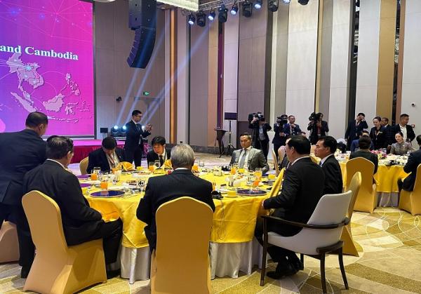 Ketua Umum Kadin Indonesia Anindya Bakrie saat menghadiri ASEAN Business and Investment Summit 2024 di Landmark Mekong Riverside, Vientiane, Laos, Kamis (10/10/2024). (Foto: Masirom)