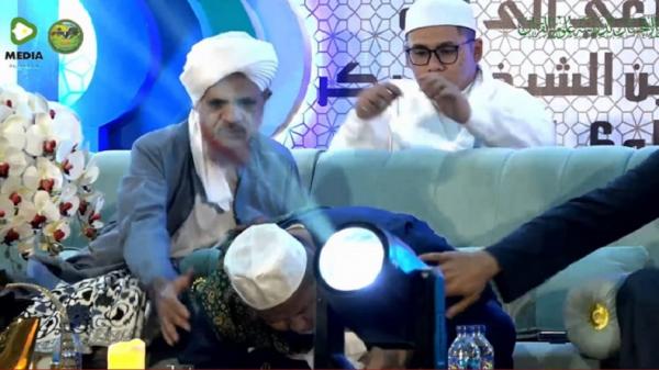 Momen ulama karismatik Banten KH Asmuni Noor Momen ulama karismatik Banten KH Asmuni Noor meninggal saat sambutan acara Maulid Nabi (dok. Ponpes Al-Ihsan)