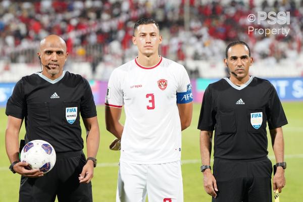 Wasit asal Oman Ahmed Al Kaf (kiri) bersama kapten Timnas Indonesia Jay Idzes sebelum duel Tim Garuda kontra Bahrain di Bahrain National Stadium, Riffa, Kamis (10/10/2024) malam WIB. (Foto: PSSI)