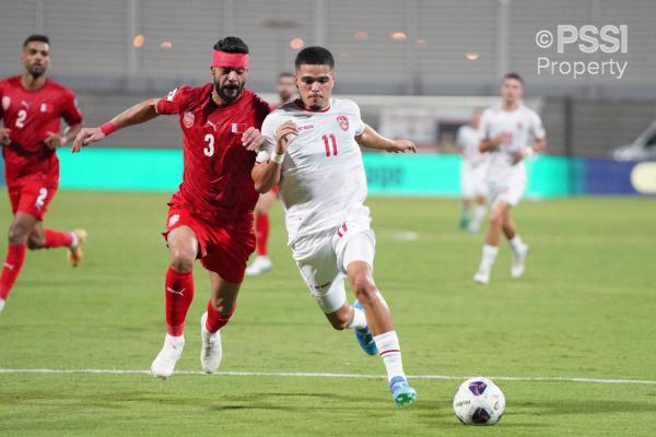 Winger Timnas Indonesia Ragnar Oratmangoen (11) Winger Timnas Indonesia Ragnar Oratmangoen (11) kerja keras saat melawan Bahrain pada Kualifikasi Piala Dunia 2026 zona Asia di Bahrain National Stadium, Riffa, Kamis (10/10/2024) malam. (Foto: PSSI)