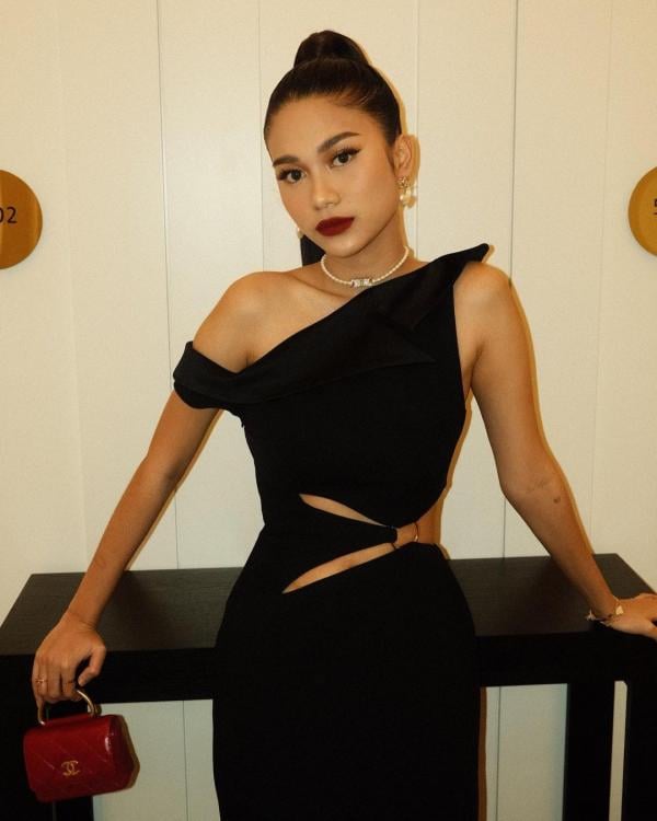 Azizah 2 1 Azizah tampil dengan riasan wajah bold. (Foto: Instagram)