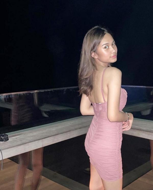 Azizah 3 Azizah Salsha tampil cantik dengan dress merah muda. (Foto: Instagram)