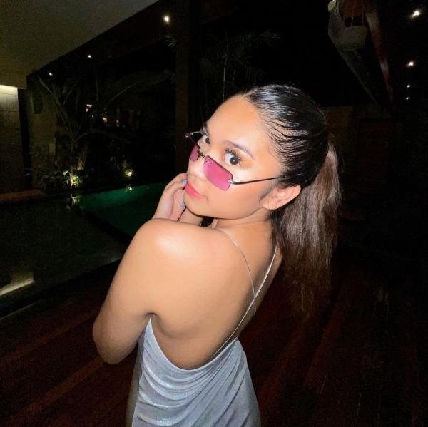 Azizah 4 Azizah Salsha bergaya retro dengan dress silver. (Foto: Instagram)