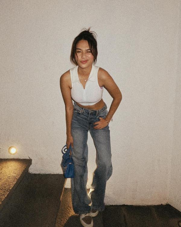 Azizah 5 Azizah Salsha tampil dengan jeans dan sneakers. (Foto: Instagram)