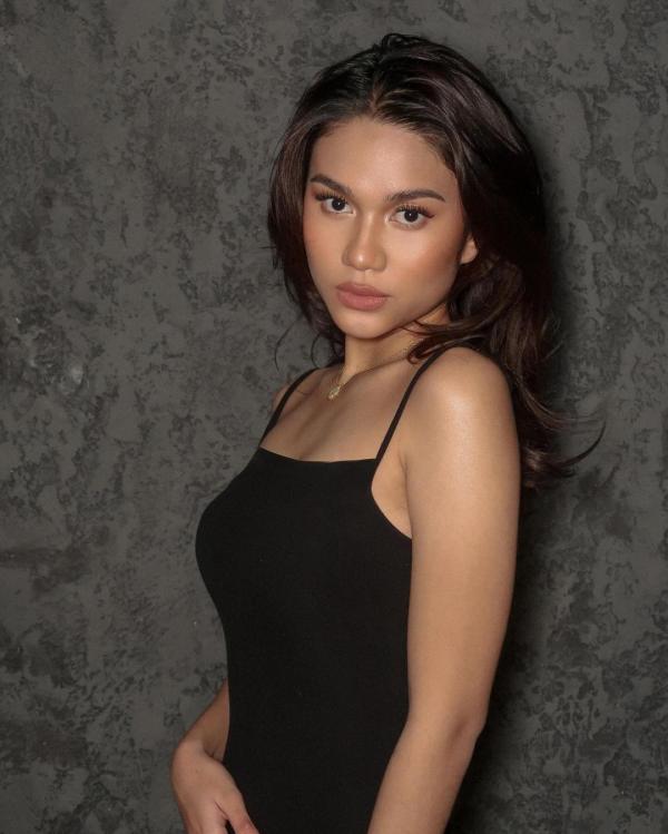 Azizah 6 Azizah Salsha tampil dengan riasan wajah bold dan mature. (Foto: Instagram)