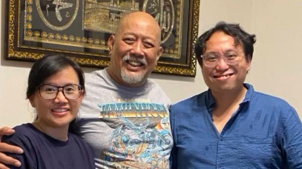 Momen Hangat Indro Warkop Dijenguk Anak Almarhum Dono, Netizen Auto Terharu