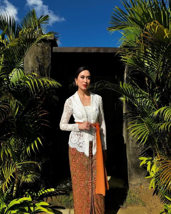 Widi 4 Widiyanti Putri Wardhana tampil memukau dengan kebaya Bali. (Foto: Instagram)