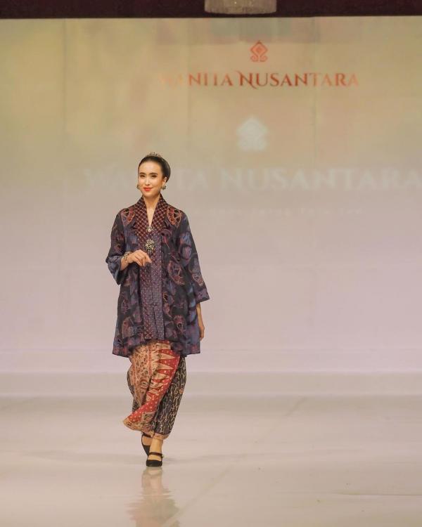 Widi 5 Widiyanti Putri Wardhana menjadi model catwalk untuk Oscar Lawalata. (Foto: Instagram)