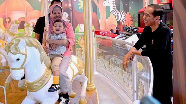 Jokowi bersama cucunya Panembahan Al Saud Presiden Jokowi bersama cucunya Panembahan Al Saud Nasution. (Foto: Istimewa/Kahiyang Ayu)