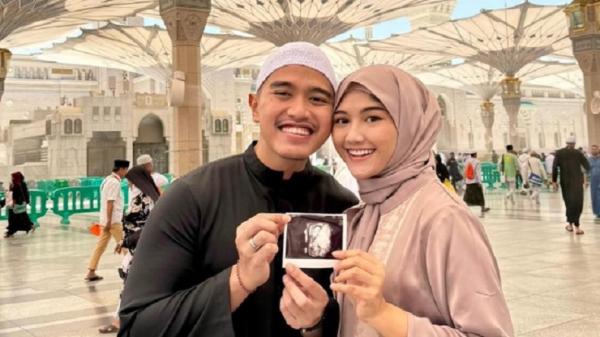 Kaesang dan Erina pamer foto USG Kaesang dan Erina menunjukkan foto USG kondisi janin di rahim Erina di Masjid Nabawi, Madinah. Erina telah melahirkan anak pertamanya Selasa 15 Oktober 2024 yang diberi nama Bebingah Sang Tansahayu. (Foto: Istimewa/Kaesang)