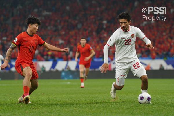 Gelandang Timnas Indonesia Nathan Tjoe-A-On (22) dipercaya menjadi starter saat melawan China pada Kualifikasi Piala Dunia 2026 zona Asia di Qingdao Youth Football Stadium, Selasa (15/10/2024). (Foto: PSSI)