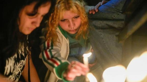 Fans Liam Payne dan One Direction menyalakan lilin sebagai penghormatan terakhir untuk idola. (Foto: AP)