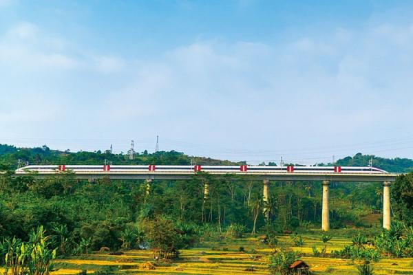 Tahun Beroperasi Penumpang Kereta Cepat Whoosh Tembus Juta