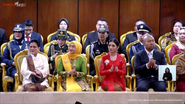 Selvi Ananda di hari pelantikan Prabowo-Gibran Selvi Ananda (berkebaya merah) di hari pelantikan Prabowo-Gibran. (Foto: Youtube/Sekretariat Presiden)