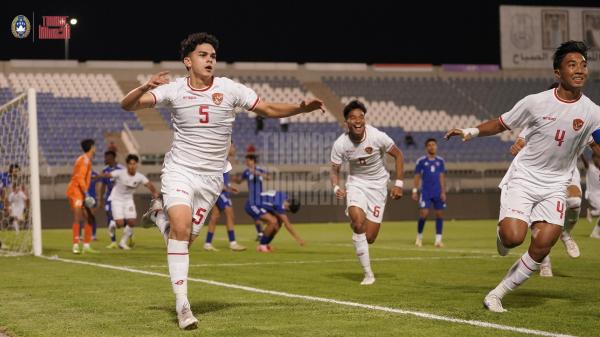 Timnas Indonesian U-17 Mathew Baker Mathew Baker merayakan golnya bersama Timnas Indonesia U-17 atas Kuwait pada laga pertama Kualifikasi Piala Asia U-17 2025. (Foto: X/Timnas Indonesia)