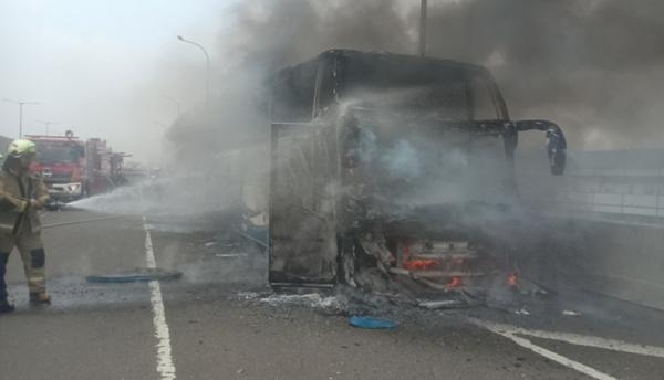Bus Pariwisata yang mengangkut sebanyak 58 anak TK terbakar di Jalan Tol Wiyoto Wiyono KM 03, Jatinegara, Jakarta Timur. (Foto istimewa).