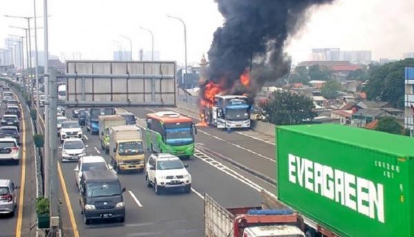 bus kebakaran 2 Bus Pariwisata yang mengangkut sebanyak 58 anak TK terbakar di Jalan Tol Wiyoto Wiyono KM 03, Jatinegara, Jakarta Timur. (Foto istimewa).