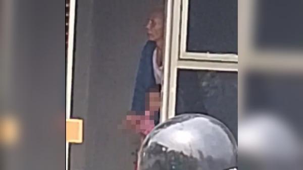 Detik-detik pria bersajam menyekap anak kandung di pos polisi kawasan Pejaten, Jakarta Selatan. Pelaku menodongkan pisau ke leher korban. (Foto: @MilUsaid/X)