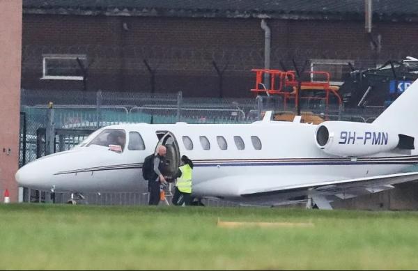 Erik ten Hag mudik ke Belanda dengan pesawat priba Erik ten Hag mudik ke Belanda dengan pesawat pribadi, Senin (28/10/2024). (Foto: The Sun)