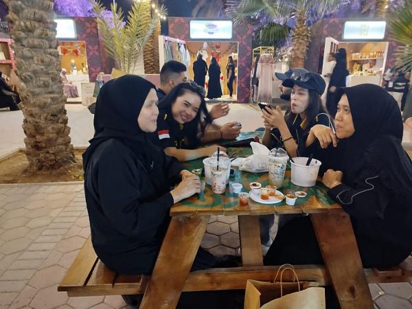 Sejumlah warga diaspora Indonesia menikmati kuliner bakso di Festival Harmoni budaya Riyay Season 2024, Kota Riyadh, Arab Saudi. (Foto: iNews.id/Kastolani)