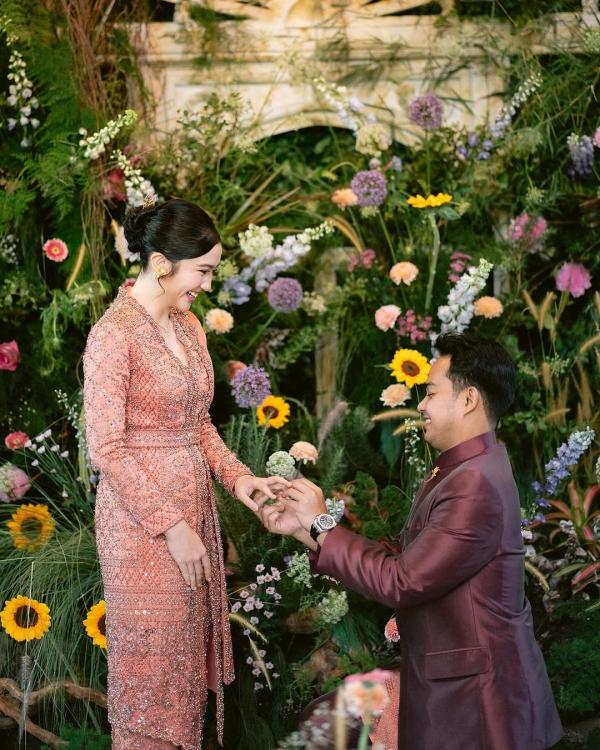 Febby Rastanty dan calon suami yang berprofesi sebagai polisi. (Foto: Instagram)