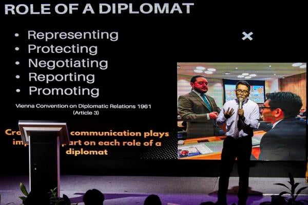 Keynote speaker yang hadir di HSMUN 2024 menekankan pentingnya keterampilan dalam bernegosiasi dalam kehidupan sehari-hari. (Foto: iNews Media Group/Aldhi Chandra Setiawan).