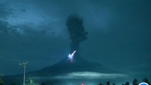 Gunung Lewotobi Laki-Laki Kembali Erupsi Dahsyat, Luncurkan Lava Pijar dan Api