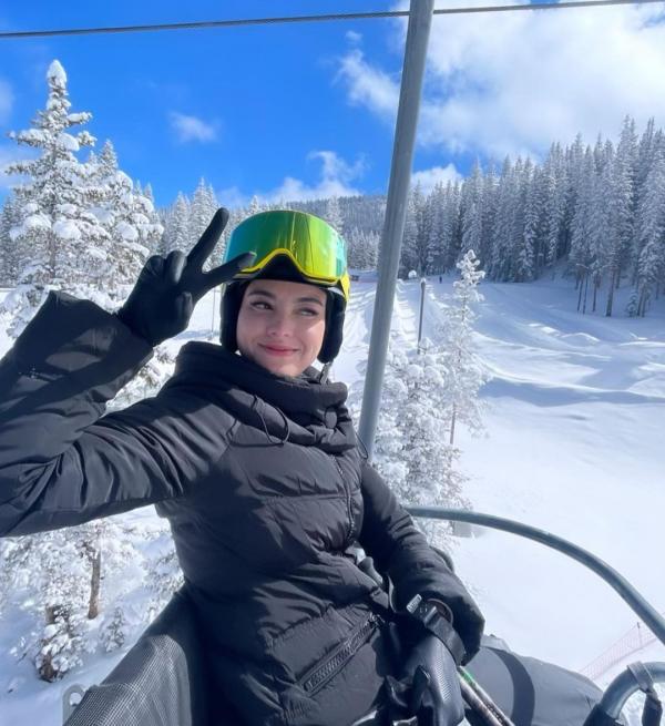 Medina Dina saat berada di pegunungan Aspen, Kolorado, Amerika Serikat. (Foto: Instagram)