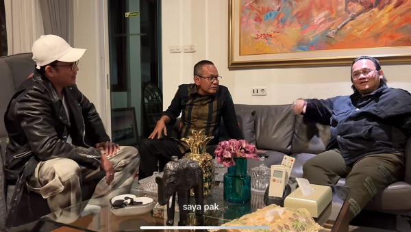Denny Summargo di rumah Farhat Abbas. (Foto: TikTok)