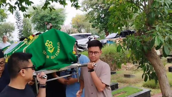 Jenazah Dina Mariana sebelum dimakamkan Jenazah Dina Mariana sebelum dimakamkan di TPU Tanah Kusir, Jakarta Selatan. (Foto: Ravie Wardani)