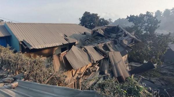 4 Bandara Ditutup Imbas Erupsi Gunung Lewotobi Laki-Laki, Penyaluran Bantuan Terkendala