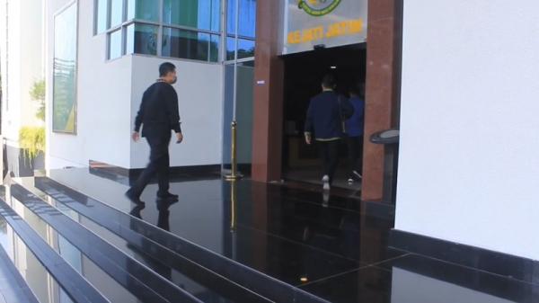 Edward Tannur ayah terpidana Gregorius Ronald Tannur saat tiba di Kejaksaan Tinggi (Kejati) Jawa Timur, Selasa (5/11/2024). (Foto: Hari Tambayong).