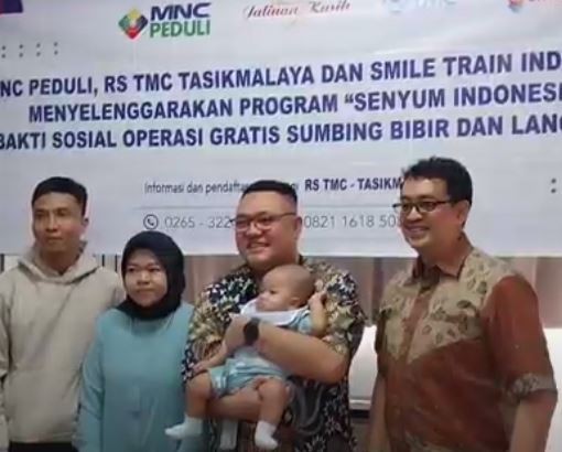 Head of CSR MNC Group, Tengku Havid dan Wakil Direktur Pelayanan Medis RS TMC, dr Ilham Haryadi saat membuka kegiatan operasi bibir sumbing gratis. (Foto: iNews)