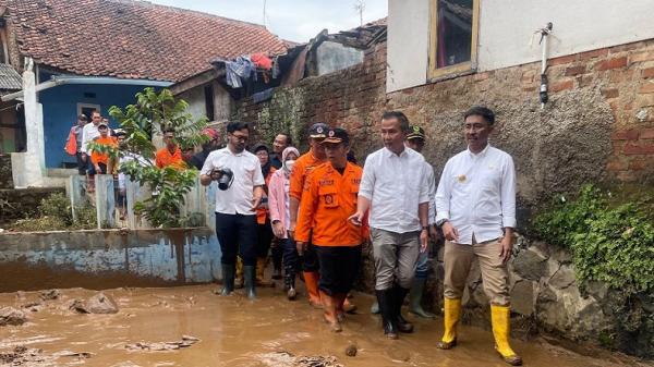 Pj Gubernur Jabar Tinjau Lokasi Banjir di Banjaran Bandung, Siapkan Langkah Tanggap Darurat