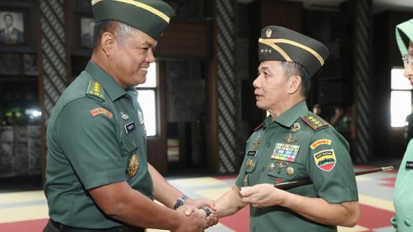 Sesmenko Polhukam Letjen Mochammad Hasan Sebanyak 12 perwira tinggi TNI AD naik pangkat pada 5 November 2024. Salah satunya Sesmenko Polhukam Mochammad Hasan yang resmi menyandang bintang 3 di pundak. (Foto: Dispenad)