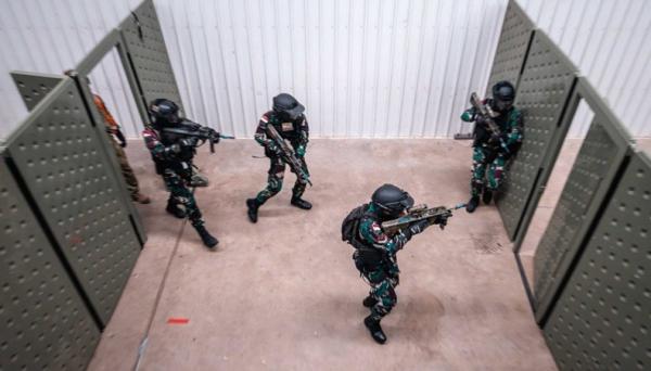  Aksi prajurit Marinir TNI AL melumpuhkan musuh berhasil memukau tentara Australia. (Foto Puspen TNI).