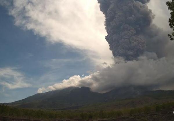 Kondisi Erupsi Gunung Lewotobi Laki-Laki Saat ini, Kolom Abu 4 Km Suasana Gelap Gulita