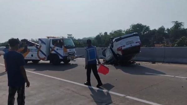 Kecelakaan Maut Minibus Tabrak Mobil Travel di Tol Semarang-Batang, 1 Orang Tewas