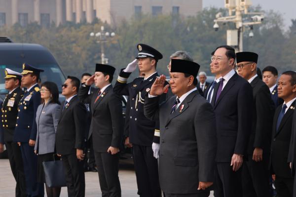 Momen Prabowo Letakkan Karangan Bunga di Tiananmen Square Beijing