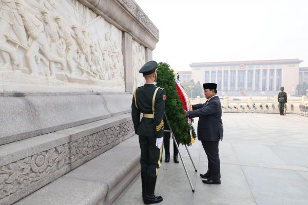 Prabowo meletakkan karangan bunga di Tiananmen Square (Foto: Biro Setpres)