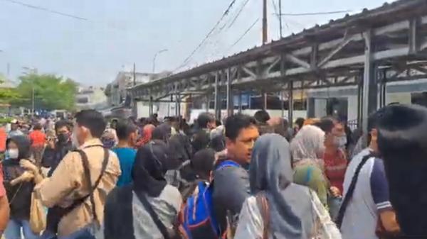 Penumpang kereta api membeludak di Stasiun Rangkasbitung, Sabtu (9/11/2024). (Foto: Iskandar Nasution).