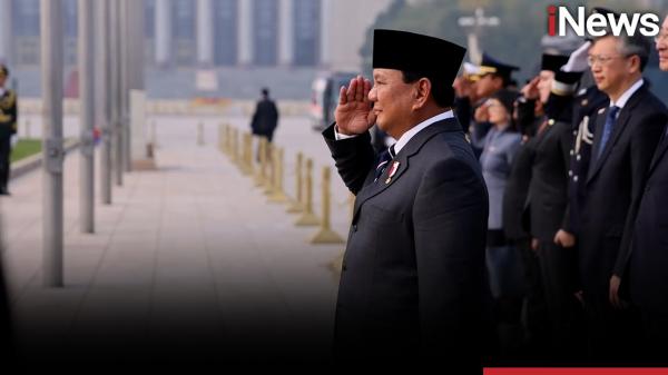 Kunker ke China, Presiden Prabowo Letakkan Karangan Bunga di Monumen Tiananmen Square Beijing