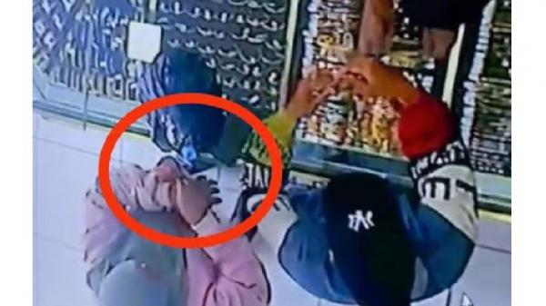 Terekam CCTV Aksi 2 Emak-Emak di Malang Curi Gelang Emas di Toko Senilai Rp15 Juta