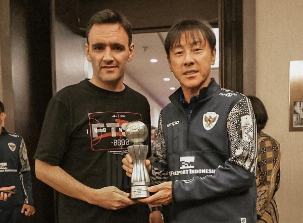 Pelatih Timnas Indonesia Shin Tae-yong (kanan), da Pelatih Timnas Indonesia Shin Tae-yong (kanan), dan Pelatih Timnas Futsal Indonesia Hector Souto berfoto bersama di Hotel Fairmont, Jakarta, Senin (11/11/2024). (Foto: Instagram @timnas.indonesia)