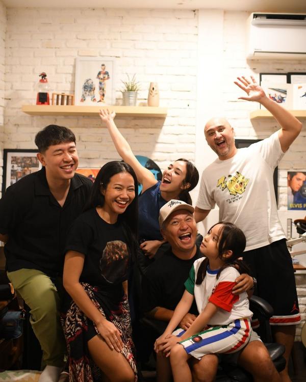 Gempi di kelilingi orang tersayang. (Foto: Instagram)
