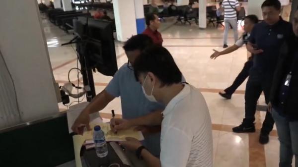 Ivan Sugianto, pengusaha klub malam asal Surabaya saat menandatangani surat penangkapan. (Foto: Tangkapan layar video).