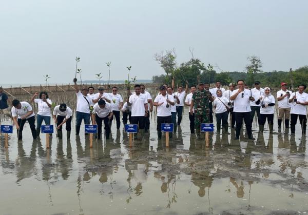 Telkom Indonesia Luncurkan Program GoZero Telkom Indonesia meluncurkan program GoZero yang ditandai dengan penanaman 10.000 bibit mangrove di Pantai Glagah Wangi Istambul, Kabupaten Demak. (Foto: Dok. Telkom Indonesia)