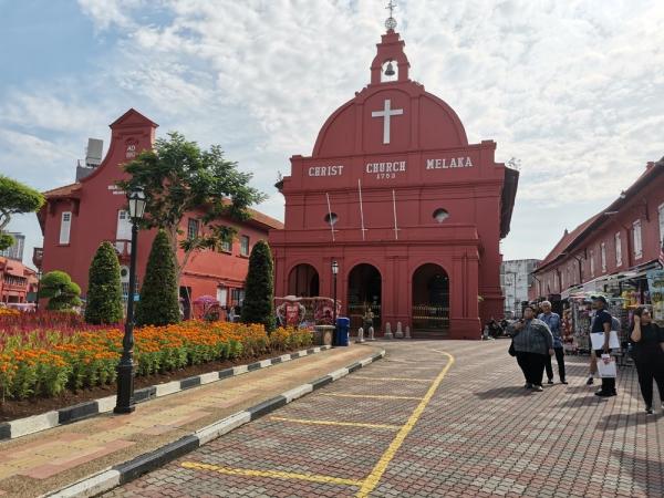 Malaka Christ Church Melaka. Gereja mulai beroperasi sejak tahun 1753. Sampai saat ini, Christ Church masih berfungsi sebagai tempat ibadah.