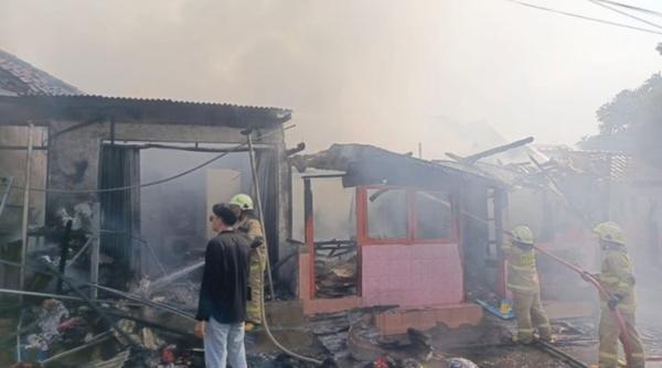 Kebakaran Kios dan Rumah di Cipete, 22 Unit Damkar Dikerahkan